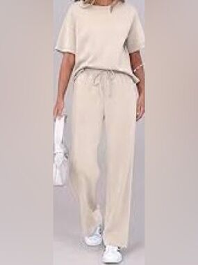 Wasabi + Mint Beige Lounge Set. New.
Size: L. Asking; $ 89